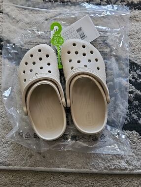 CROCS Kids Classic Clogs in Cream C10 New